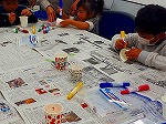 手作りけん玉を作る様子(とくしげ図書館 「紙しばいとけん玉」