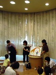 おはなし会の様子（みなみ図書館　こわーいおはなし会）