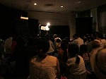 おはなし会の様子（なかがわ図書館　夏のこわーいおはなし会）