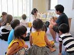 読み聞かせの様子（なかがわ図書館　夏のおはなし会）