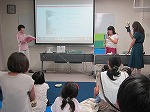 おはなし会の様子（なかがわ図書館　英語で楽しむ絵本の会）