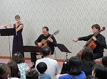 フルート、ギター、チェロの演奏の様子（てんぱく図書館　夏のおはなしのへやコンサート）