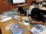 ラベルライターを分解する様子（つるまちゅうおう図書館　「ラベルライター分解・組み立て教室」）