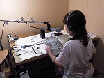 音訳の様子（つるまちゅうおう図書館　夏休み親子音訳体験教室）