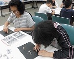 煮干しから耳石を取り出す様子（あつた図書館　ギョギョッと発見！おさかなの世界）