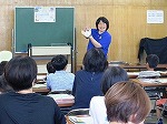 飼育員さんによる説明の様子（ちくさ図書館　「どっちがすき！？ヘビvsワニ」）