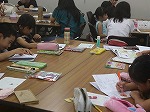 絵本を作る様子（めいとう図書館　夏休みに手づくり絵本をつくろう！）