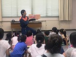 消防士による読み聞かせの様子（めいとう図書館　消防士による子ども防災教室）