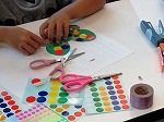 パタパタちょうちょを作る様子（やまだ図書館　動く工作「パタパタちょうちょを作ろう！」）