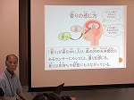 先生が香りについて説明する様子（やまだ図書館　マジック工作「あなたもマジシャン！」）