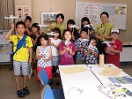 みんなでパタパタする様子（なんよう図書館　「藤前干潟の夏の渡り鳥のパタパタ鳥をつくろう！」）