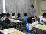 磁石について勉強する様子（とみだ図書館　超伝導リニアのしくみ）