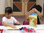 バッグ作りの様子（「なごやっ子読書ノートでカウンター体験」）