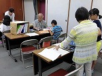 調べ物をする様子（つるまちゅうおう図書館　「図書館を使って自由研究」）