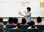 百科事典についての説明を聞く様子（あつた図書館　「百科事典で名たんてい！」）