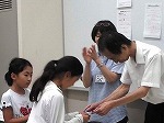 百科事典マスターの認定証をもらう様子（あつた図書館　「百科事典で名たんてい！」）