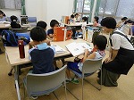 百科事典を調べる様子（みずほ図書館　「百科事典で謎を解け！」）