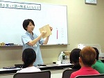 先生から本の成り立ちを聞く様子（なんよう図書館　「本を使って調べもの名人」）