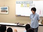 先生から本の仕組みの話を聞く様子（なんよう図書館　「本を使って調べもの名人」）