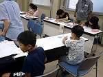 百科事典で調べ物をする様子（なんよう図書館　「百科事典で名たんてい！」）