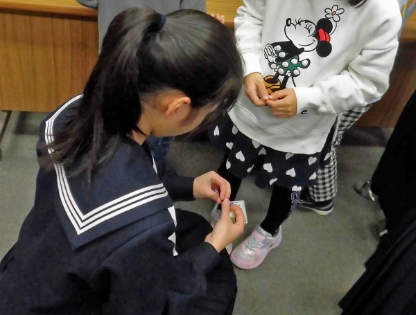 聞きなれないことばでも絵本をたのしめました。（つるまちゅうおう図書館　桜田中学校園芸部による「押し花のしおりづくり教室」1）