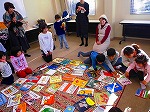 カルタとり　小学生の部の様子（なんよう図書館　えほんでカルタとり）