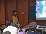 留学生がお国じまんをしている写真