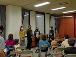 留学生が子どもに数字の数え方を教えている写真
