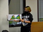留学生がベトナム語で「はらぺこあおむし」の読み聞かせをしている写真