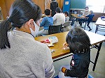 親子が実際にこまを回している写真