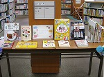 展示の様子（とみだ図書館　「たべものについてかんがえよう」）