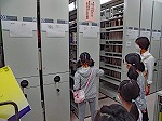 ドキドキの図書館お仕事、練習どおりにできました。（みどり図書館　「なごやっ子読書ノートで図書館お仕事体験」2）