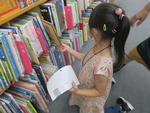 東図書館「なごやっ子読書ノートで図書館お仕事」予約本を探しているの写真