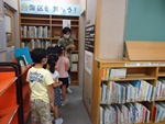 南図書館「なごやっ子読書ノートで図書館お仕事」見学中の写真