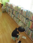 緑図書館「なごやっ子読書ノートで図書館お仕事」本を探している写真