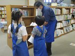 なかむら図書館「なごやっ子読書ノートで図書館お仕事」本を探している写真