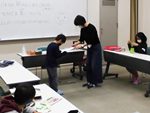 あつた図書館「なごやっ子読書ノートで図書館お仕事」修了証を渡している写真