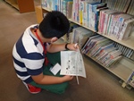 なかがわ図書館「なごやっ子読書ノートで図書館お仕事」予約本をさがしている写真