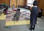 もりやま図書館「冬休みと1月のイベント」えほんでかるたとりの写真