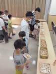 みどり図書館「親子でゴロゴロ迷路を作ろう！」の写真）