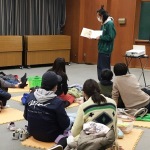 つるまちゅうおう図書館 「せかいのことばでおはなし会」の写真1