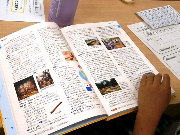 みずほ図書館「夏休みのイベント」百科事典で謎ときに挑戦の写真