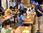 なかがわ図書館「夏休みのイベント」紙ひこうきを飛ばそう！の写真