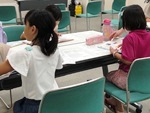 あつた図書館「夏休みのイベント」百科事典（ひゃっかじてん）で謎（なぞ）ときに挑戦の写真1