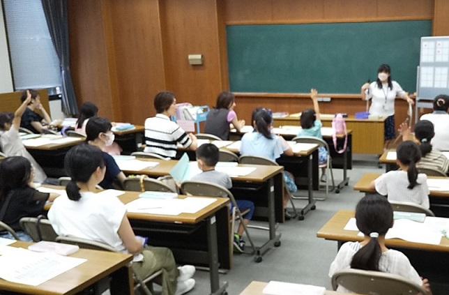 つるまちゅうおう図書館「夏休み冬休みのイベント」夏休み親子点字体験教室の写真1