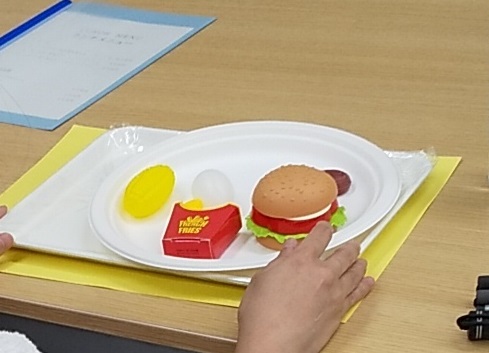 つるまちゅうおう図書館「夏休みのイベント」夏休み親子目の見えない人へのアテンド体験教室の写真1