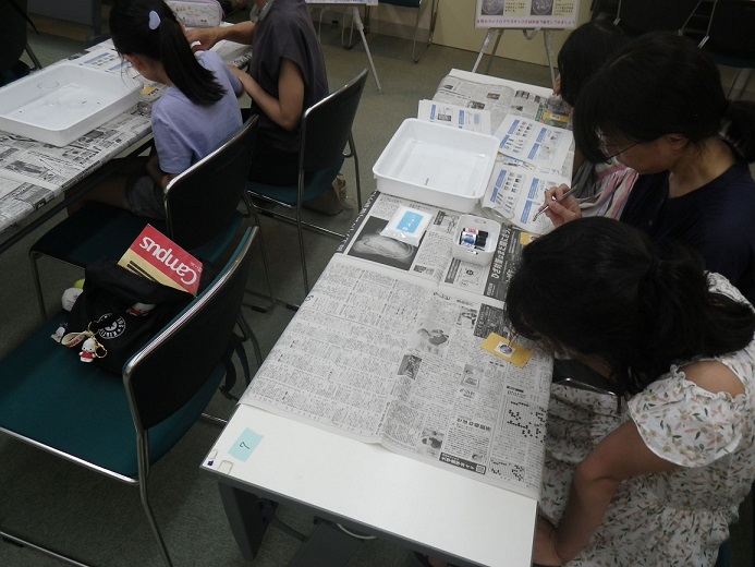 きた図書館「夏休み冬休みのイベント」親子エコ工作教室「マイクロプラスチックでキラキラアクセサリーを作ろう」の写真1