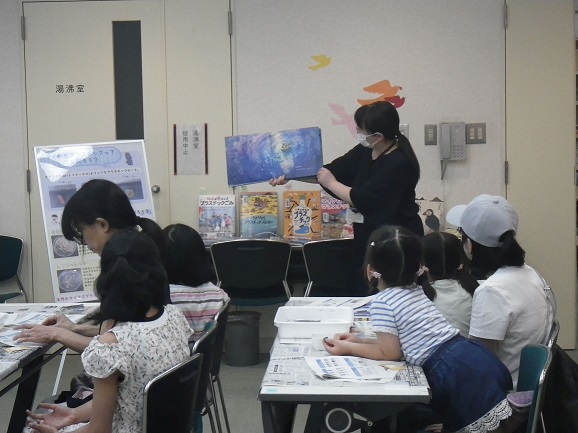 きた図書館「夏休み冬休みのイベント」親子エコ工作教室「マイクロプラスチックでキラキラアクセサリーを作ろう」の写真2