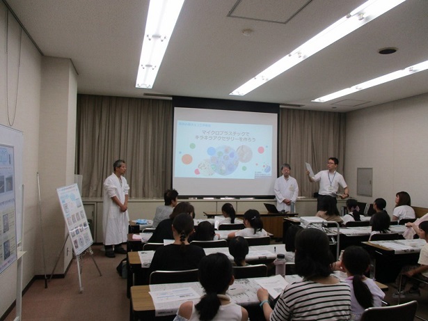 なかむら図書館「夏休み冬休みのイベント」夏休み親子エコ工作教室　マイクロプラスチックでキラキラアクセサリーを作ろうの写真1