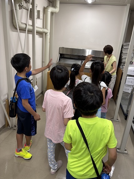 あつた図書館「夏休み冬休みのイベント」わくわくキッズ探検隊（たんけんたい）2025「見てみよう！体験(たいけん)してみよう！劇場(げきじょう) と 図書館 のぶたいうらのおしごと」の写真1
